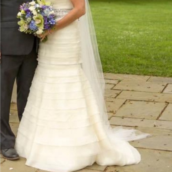 Vera Wang ivory tiered gown - Picture 2 of 6